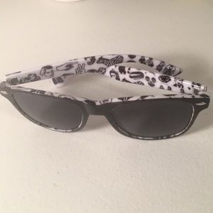 Fashion unisex Wayfarer style Black &White UV- 400